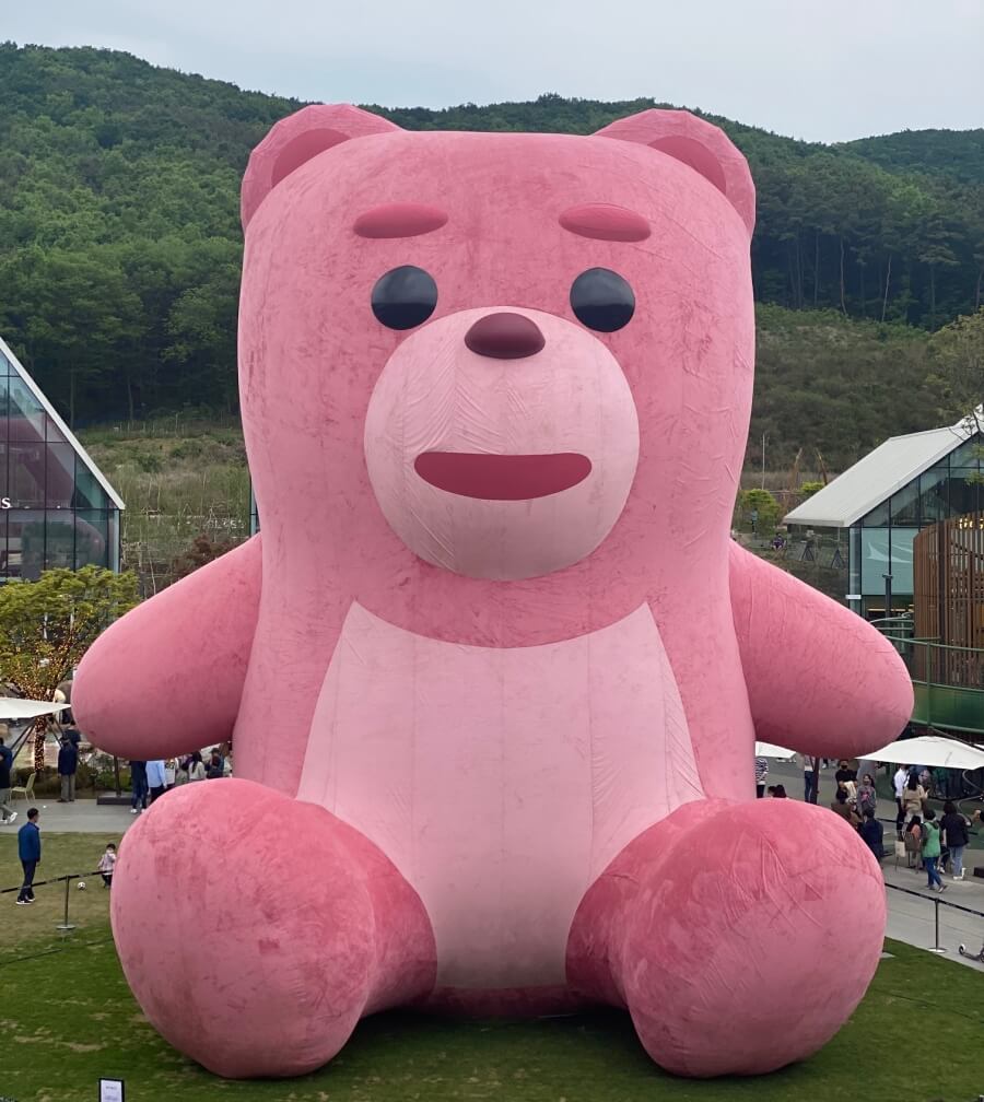 의왕 롯데 타임빌라스 정원에 앉아있는 핑크색 대형 벨리곰