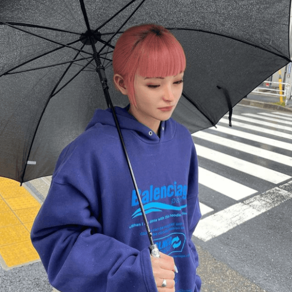 우산을 쓰고 있는 핑크빛 머리의 Imma