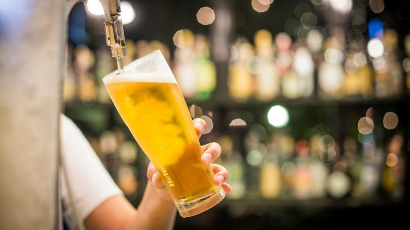 글래스에 생맥주를 따르는 사진