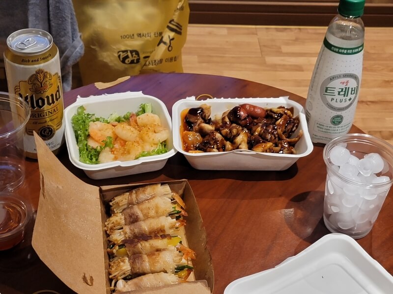경주 중앙시장 야시장에서 사온 음식들