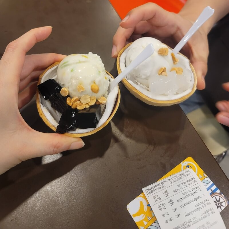 피어21에서 코코넛 아이스크림 (28바트) 두 개를 먹고 잔액 144바트를 현금으로 받음