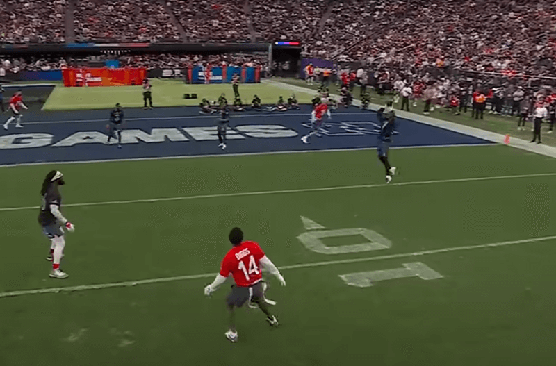 <출처 - NFL 유투브 공식채널> 스테판 딕스의 트래버 로렌스에게 던지는 노룩 패스를 인터셉션하는 트레반 딕스