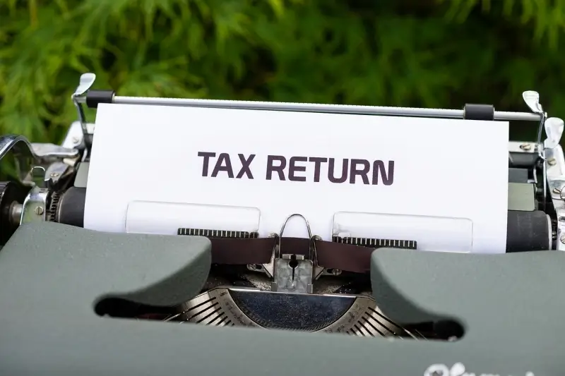 타자기에서 TAX RETURN 출력중