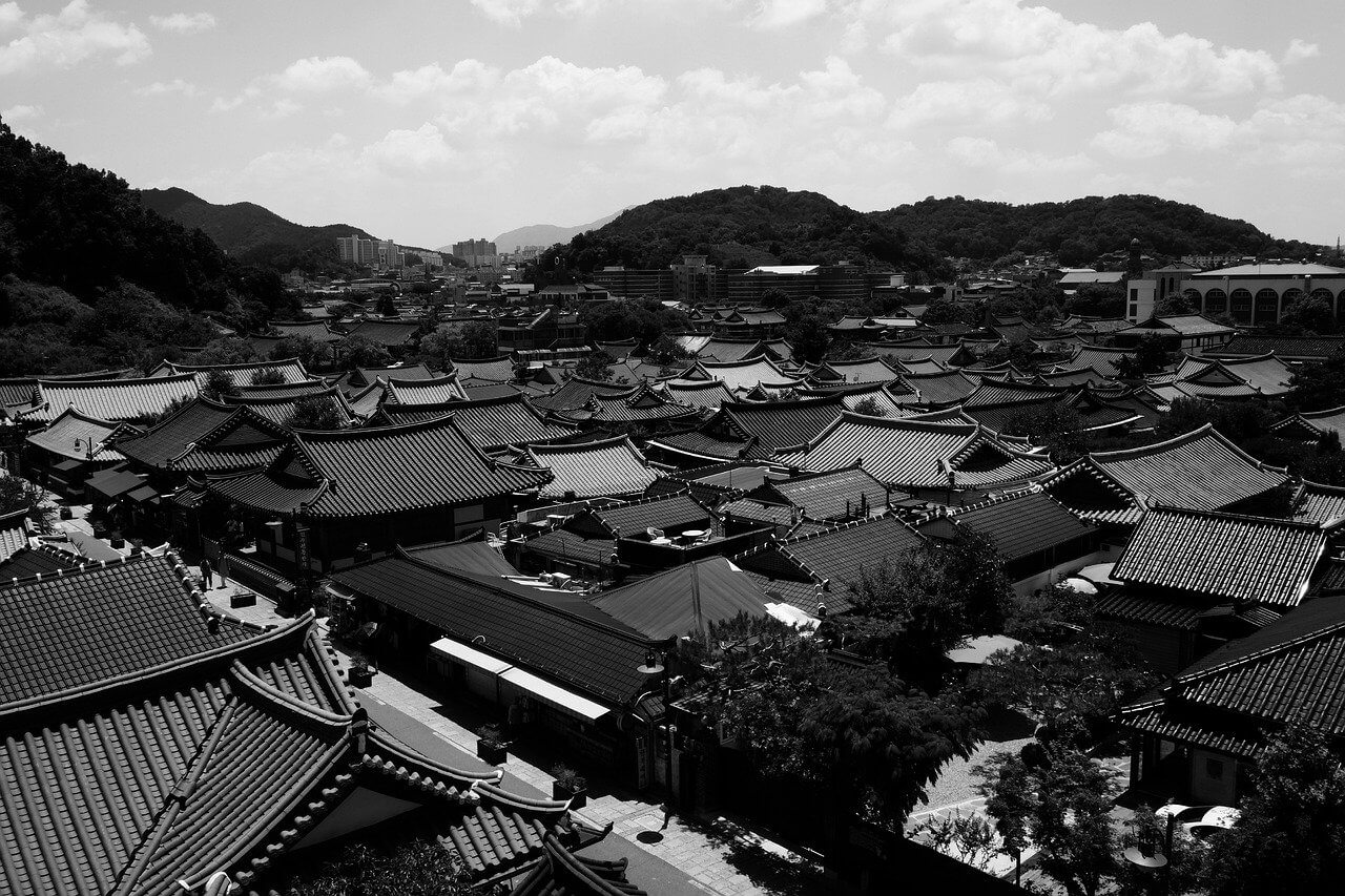 전주 한옥마을의 한옥 지붕들